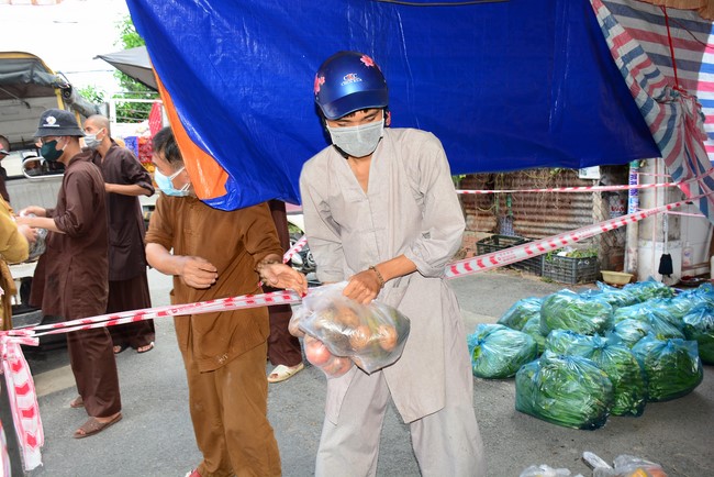 Continuing to support people in need in the Covid-19 pandemic of Hoang Phap Pagoda (series 7)